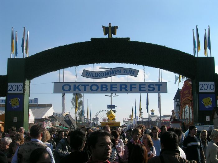 Oktoberfest Trachten- und Schützenumzug